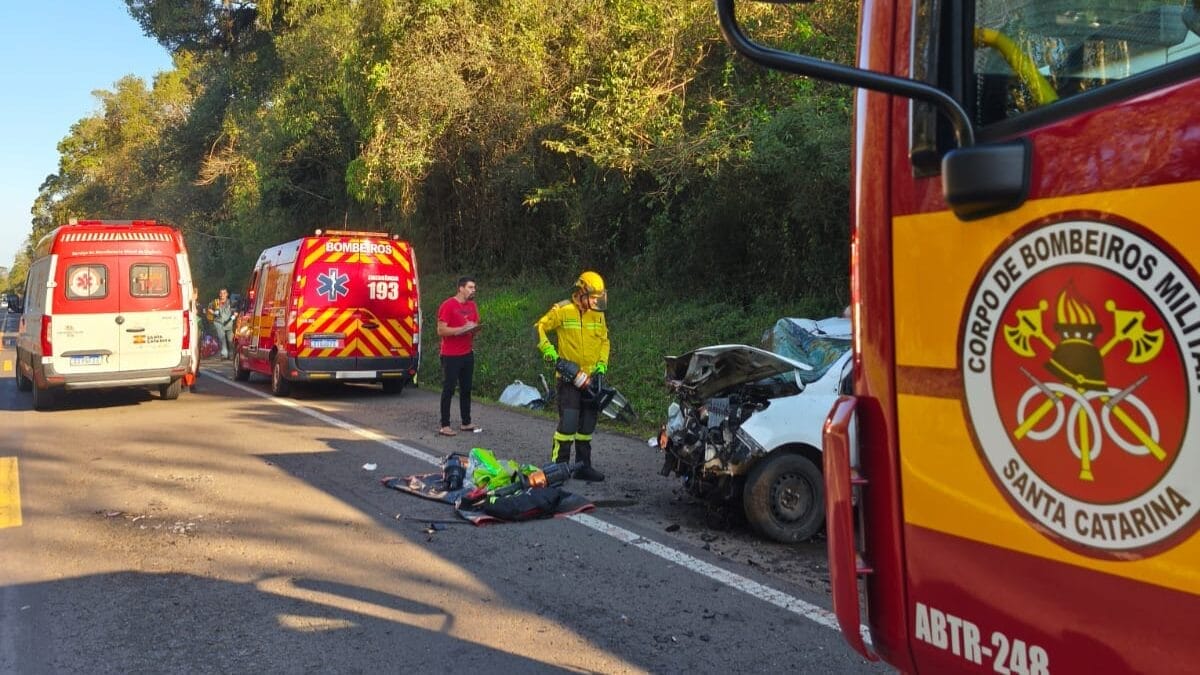 Acidente entre carro e duas carretas deixa jovem de 24 anos morto em SC