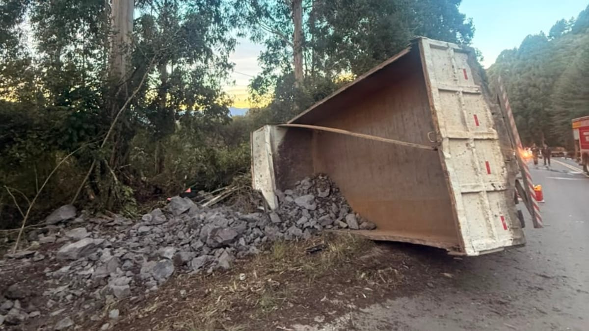 Caminhão carregado de pedras capotou na SC-110, em Urubici (Foto: Divulgação, CBMSC/PMRv)