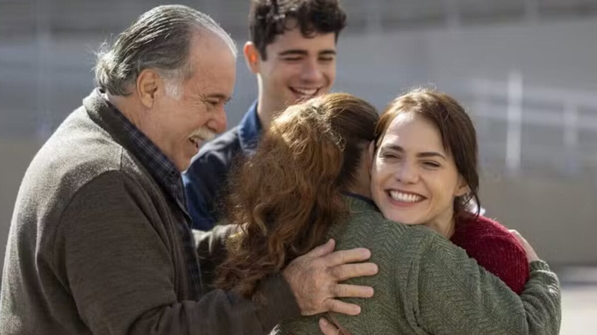 Adriana sai da prisão no resumo do capitulo de segunda 06 de julho de Quem Ama Cuida