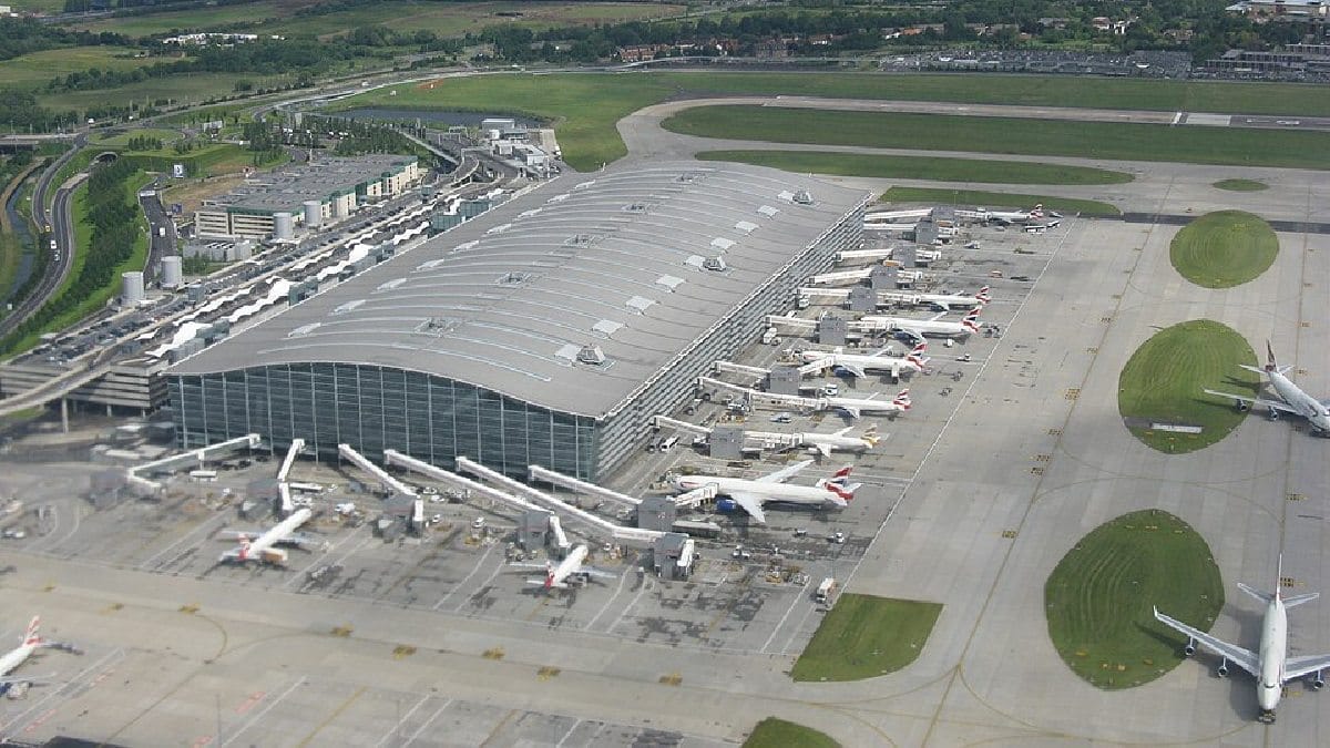 Aeroporto de Londres Heathrow teve 84,5 milh&otilde;es de passageiros em 2025 (Foto: M J Richardson / Wikimedia Commons)