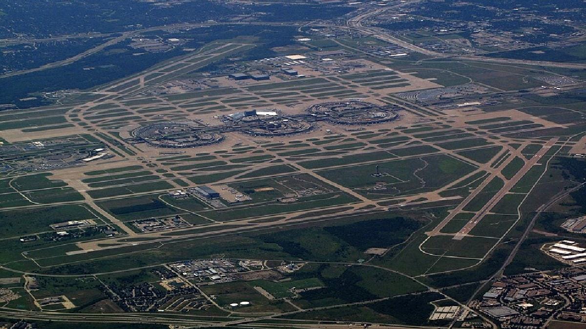 Aeroporto Internacional Dallas/Fort Worth teve 85,7 milh&otilde;es de passageiros em 2025 (Foto: Tom Walsh / Wikimedia Commons)