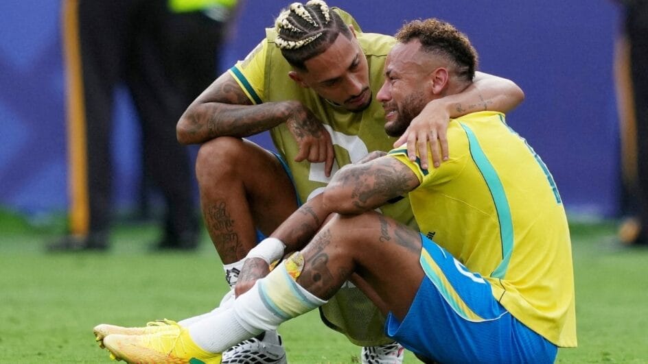 Neymar chorou no gramado após a eliminação (Foto: REUTERS)