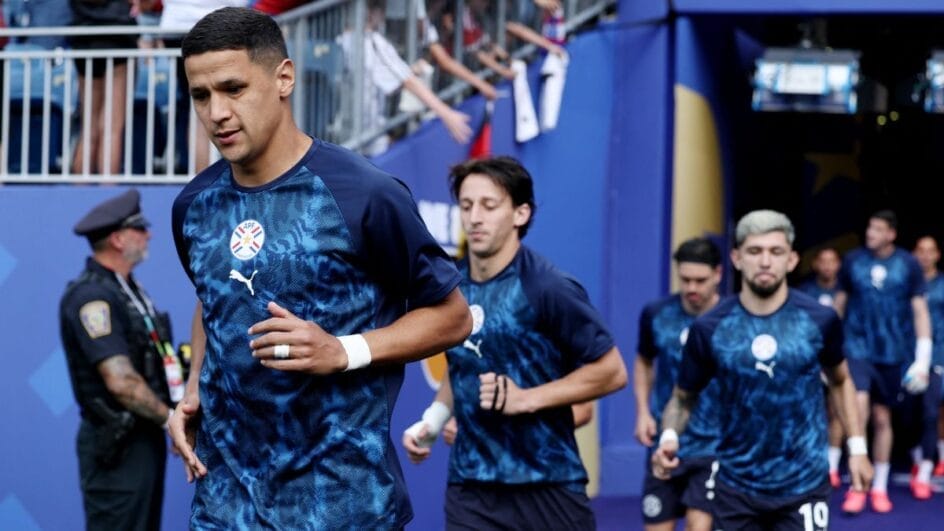 Alex Arce com a camisa do Paraguai