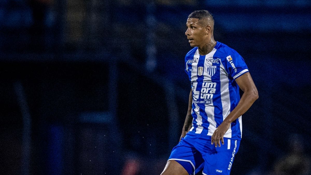 Zagueiro Alisson está entre os titulares da defesa do Avaí desde o início da temporada (Foto: Fabiano Rateke, Avaí FC)
