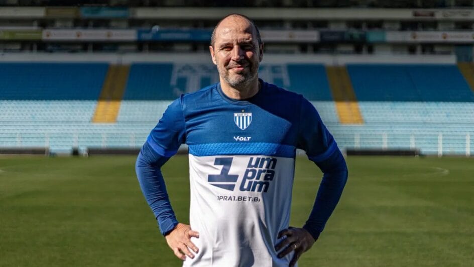 Allan Aal com a camisa do Avaí