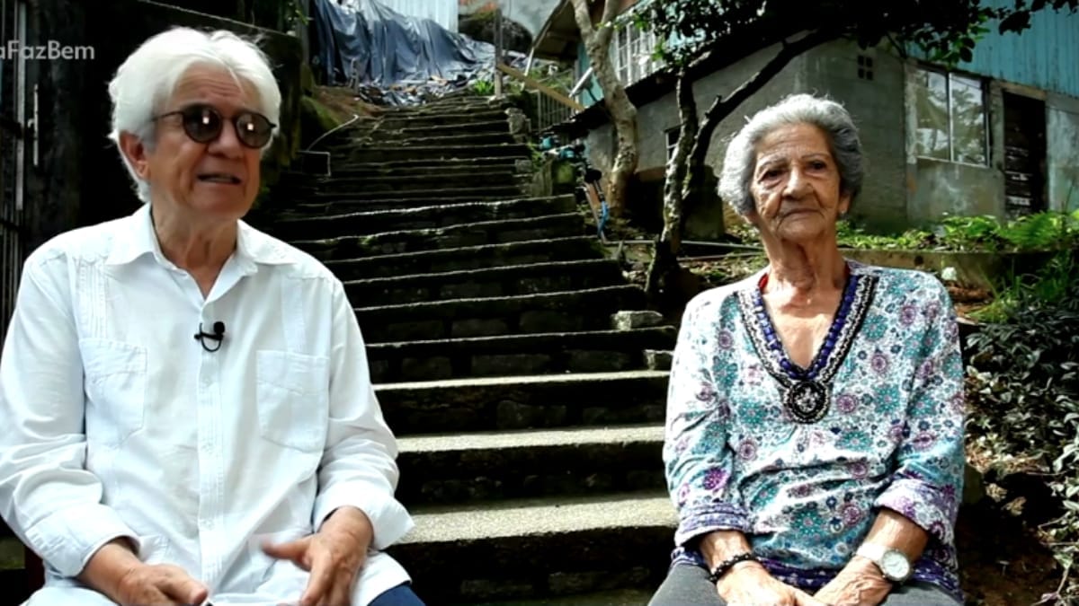 Ao lado do padre Vilson Groh, Dona Claudete participou da mobilização que levou água potável ao alto do Morro do Mocotó no fim da década de 1970(Foto Divulgação, NSC TV)