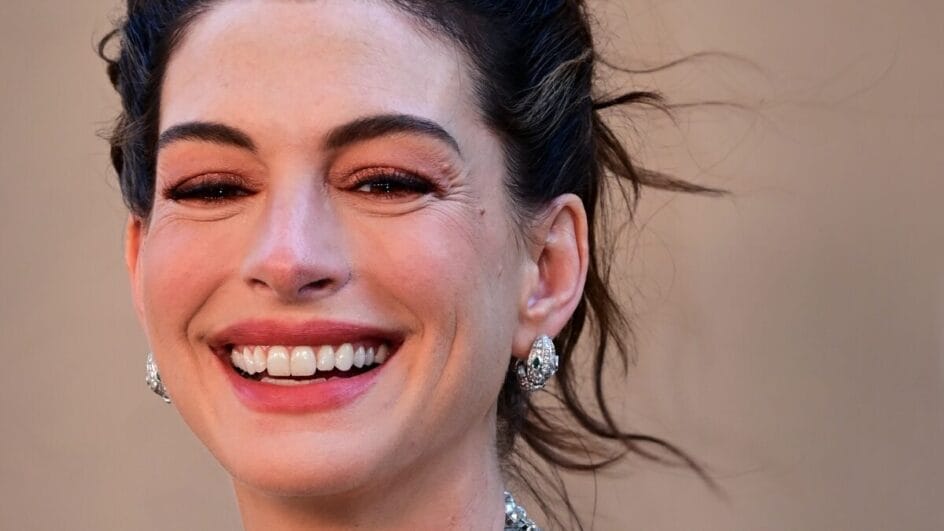 Aos 43 anos, Anne Hathaway concilia gravidez e cinco lançamentos em um calendário digno de Hollywood