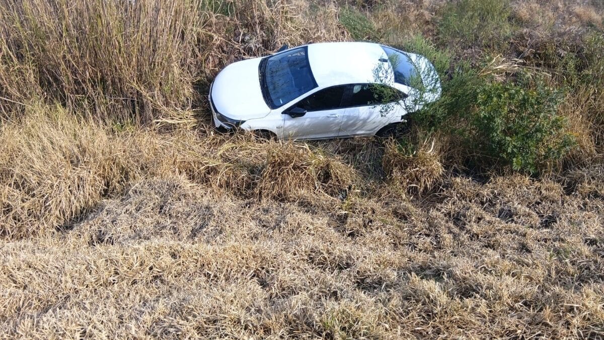 Após acidente e horas no hospital, noivo chega ao altar à noite e diz sim sob faróis dos carros dos convidados (2)
