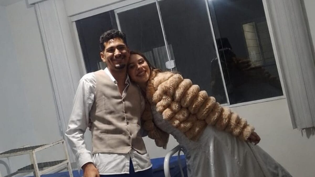 Após acidente e horas no hospital, noivo chega ao altar à noite e diz sim sob faróis dos carros dos convidados