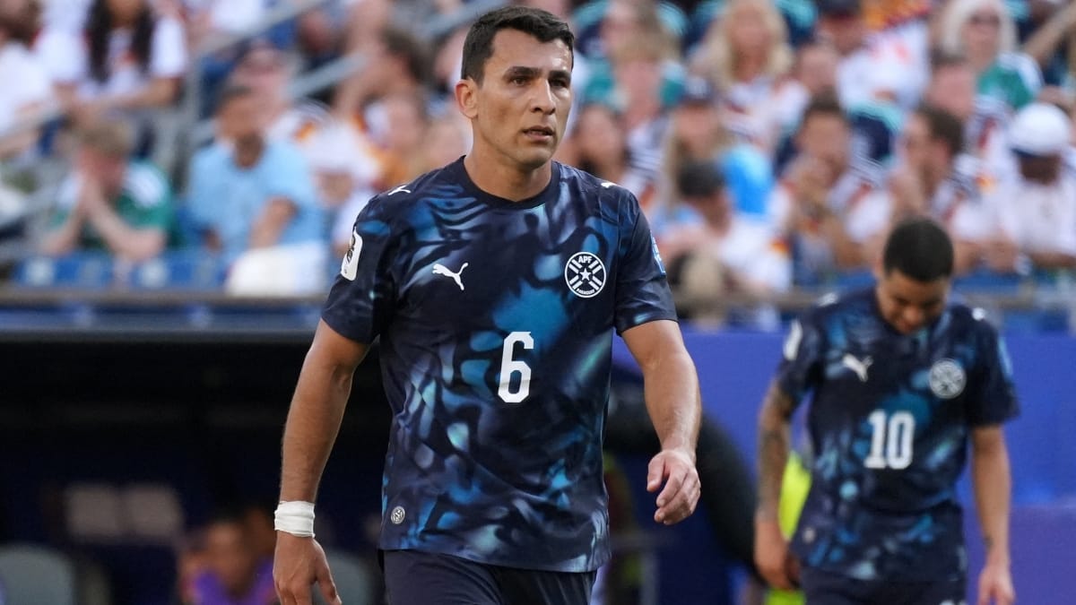 Júnior Alonso esteve em campo em todas as partidas do Paraguai na Copa (Foto: REUTERS)