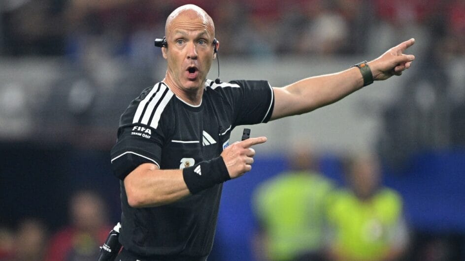 Árbitro Anthony Taylor pendurou o apito (Foto: REUTERS)
