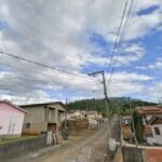 Crianças são encontradas sozinhas em casa em condições insalubres após mãe desaparecer por 3 dias em SC