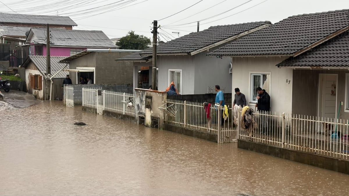 Bairro Penha, em Lages, alagado (Foto: Arquivo Pessoal, Mateus Barreto)