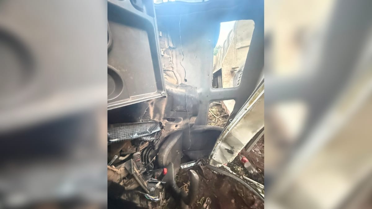 Bombeiros levaram cerca de 25 minutos para retirar o motorista da cabine (Foto: Divulgação, CBMSC/PMRv)