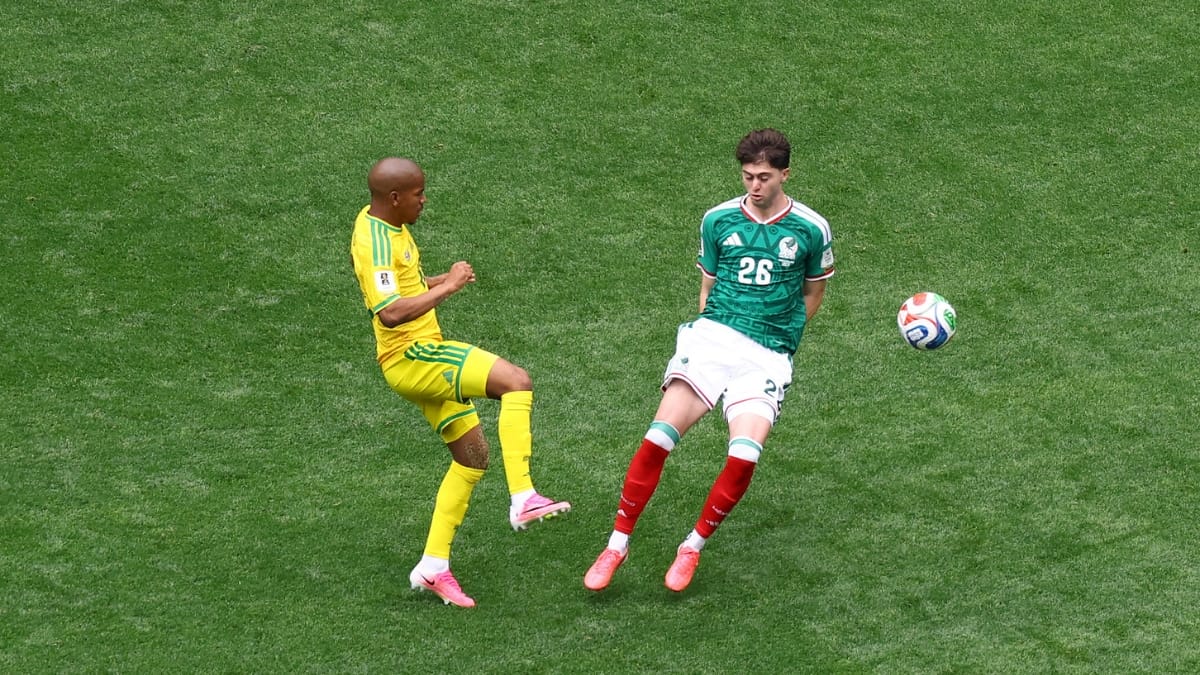 Brian Gutierrez, do México, em ação com Jayden Adams, da África do Sul.