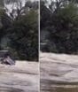 Vizinhos resgatam família momentos antes de carro ser levado pela correnteza em rio de SC; VÍDEO