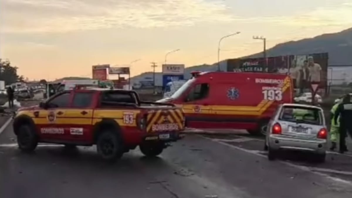 Caminhão capotado na BR-101 em Tijucas (Foto: Arquivo pessoal/Guarda Municipal)