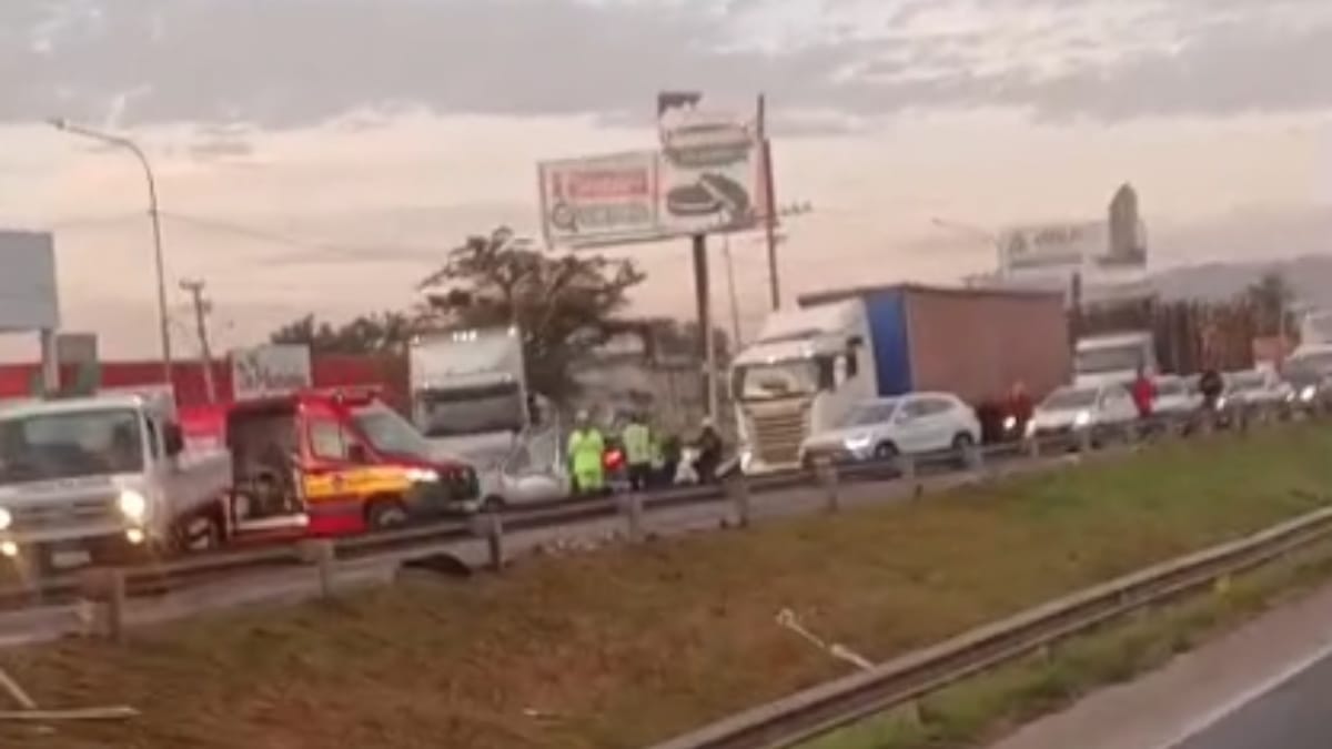 Caminhão capotado na BR-101 em Tijucas (Foto: Arquivo pessoal/Guarda Municipal)