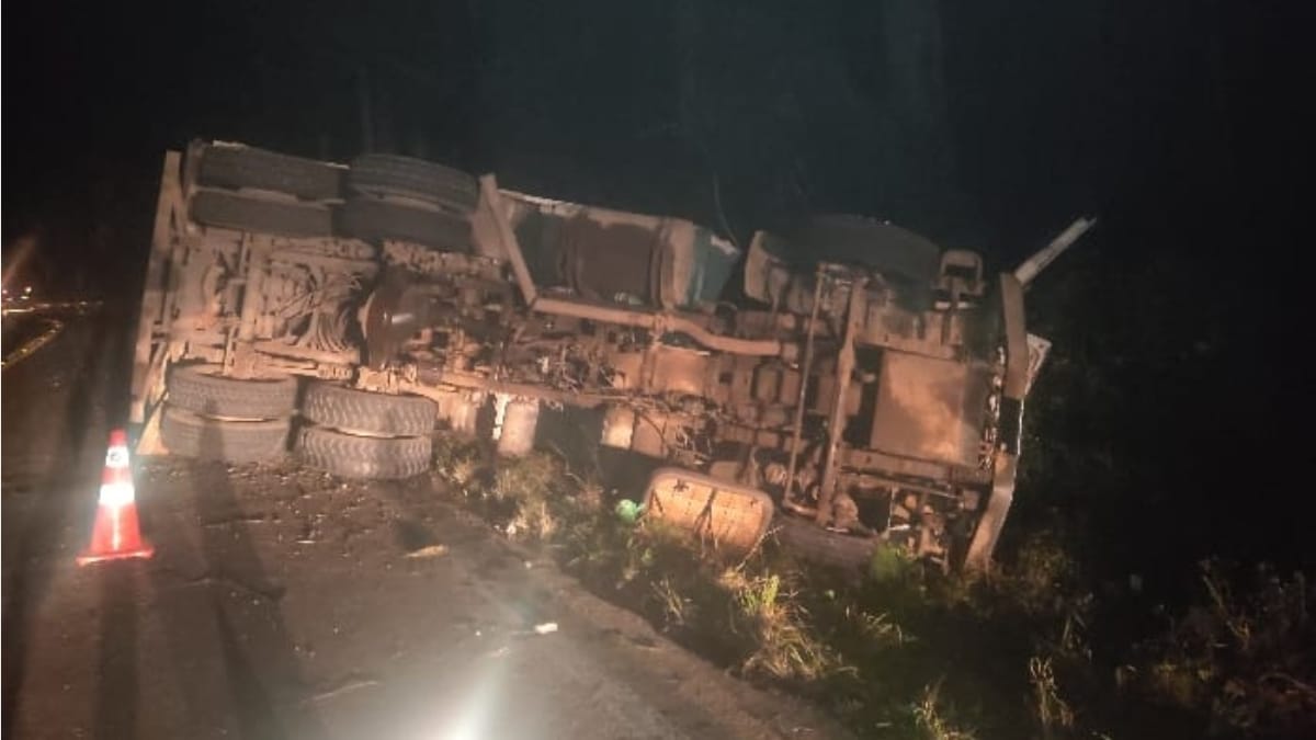 (Caminhão tombado em UrubiciFoto: Divulgação, CBMSC/PMRv)