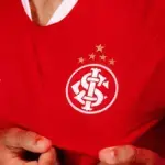Inter vai ao mercado e tenta tirar lateral com bagagem europeia de rival da Série A
