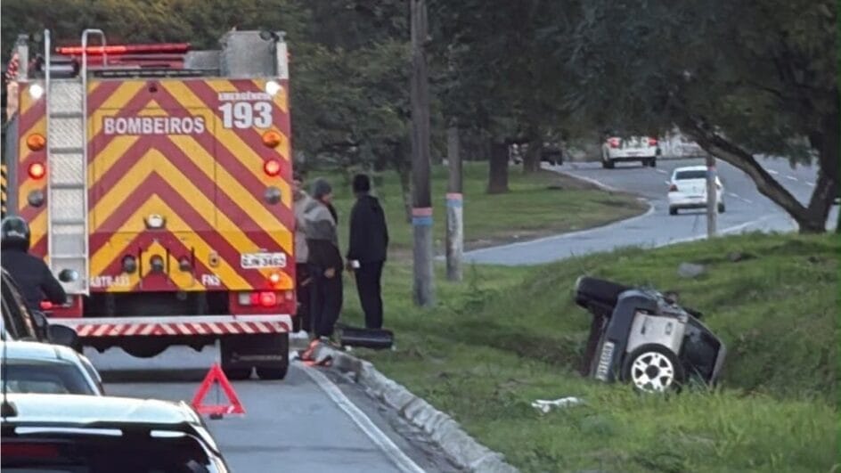 Carro saiu da pista e caiu na vala (Foto: Divulgação, GMF)