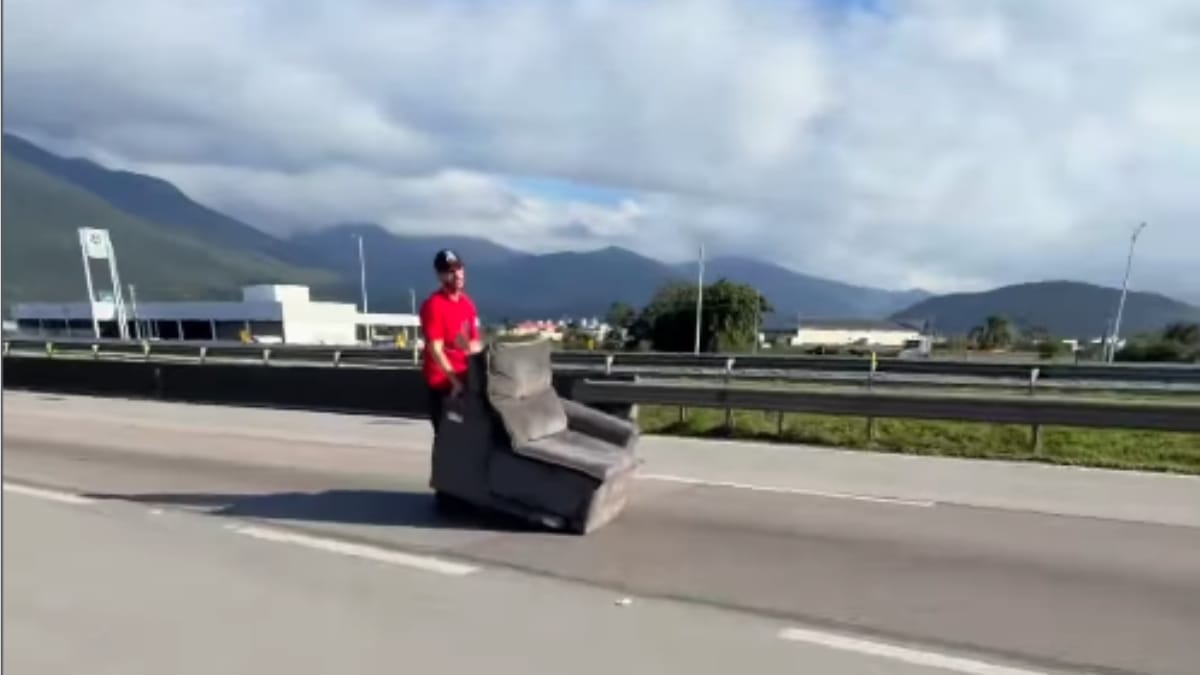 Casal precisou parar o carro para retirar o móvel (Foto Divulgação, Redes Sociais)