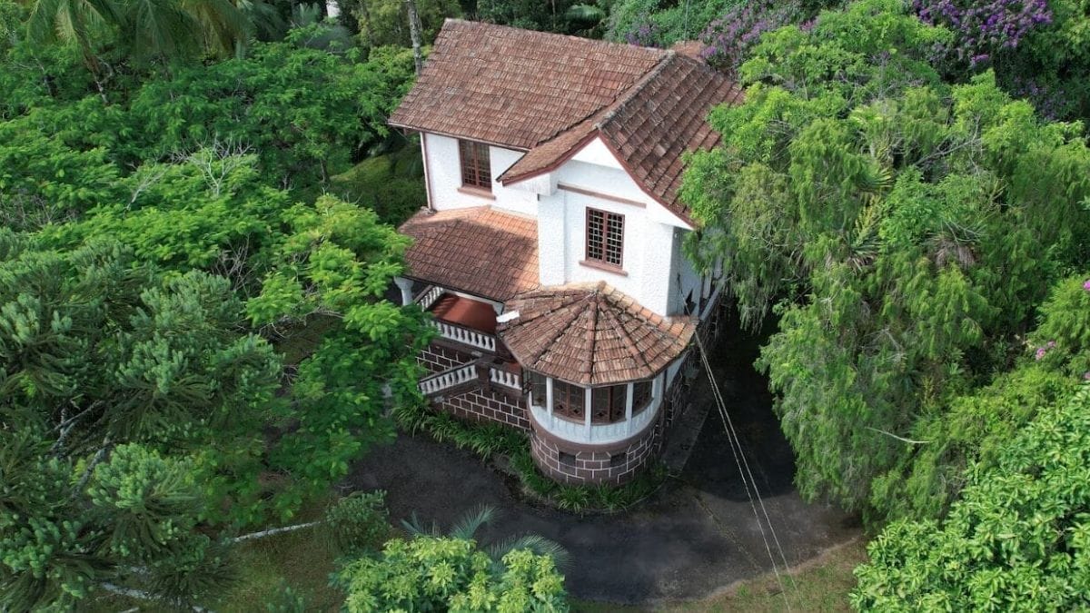 Casarão de 1900 à venda por R$ 8 milhões em SC guarda lago, jardins e detalhes preservados