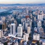 Florianópolis ganha 30 moradores por dia em um ano e cresce 5 vezes acima da média nacional, aponta IBGE