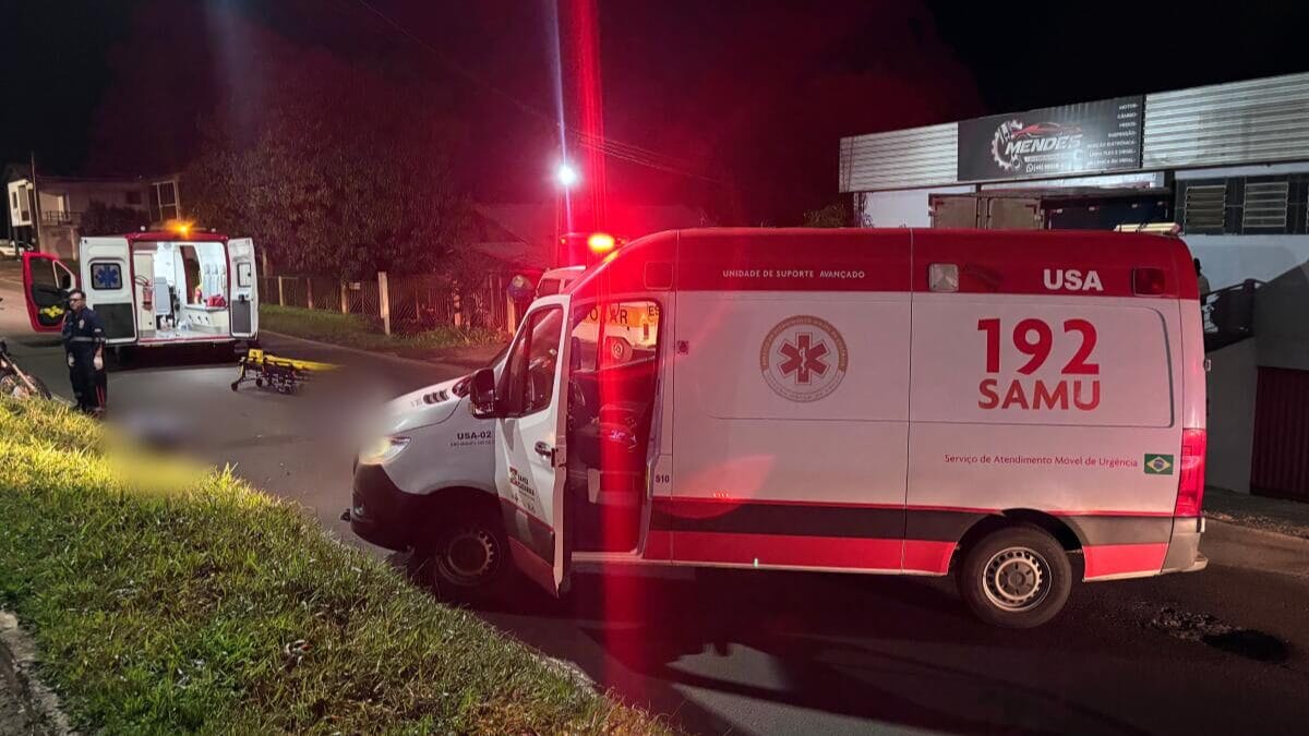 Colisão de motocicleta em poste