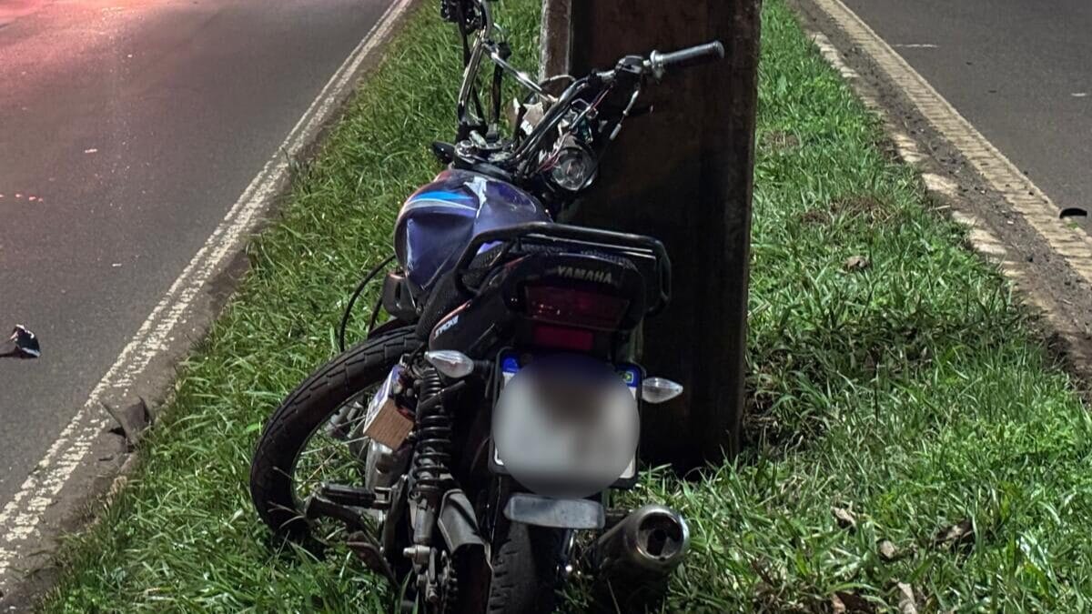 Colisão de motocicleta em poste