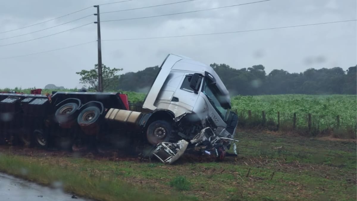 Colis&atilde;o entre carreta e carro de passeio em Campos Novos (Foto: Divulga&ccedil;&atilde;o, PRF)