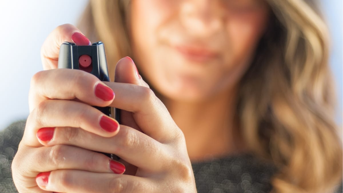 Venda de spray de pimenta para mulheres começa a ser permitida no Brasil; veja regras