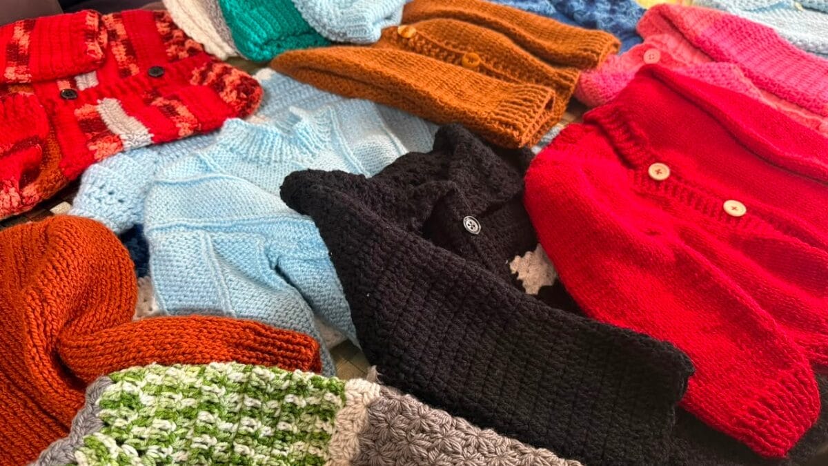 Mulher troca presentes de 60 anos por novelos e produz casacos para crianças com câncer em SC