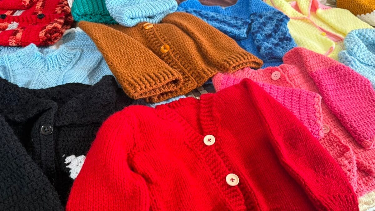 Mulher troca presentes de 60 anos por novelos e produz casacos para crianças com câncer em SC