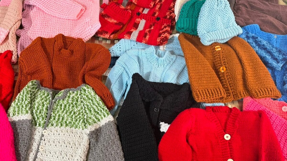 Mulher troca presentes de 60 anos por novelos e produz casacos para crianças com câncer em SC