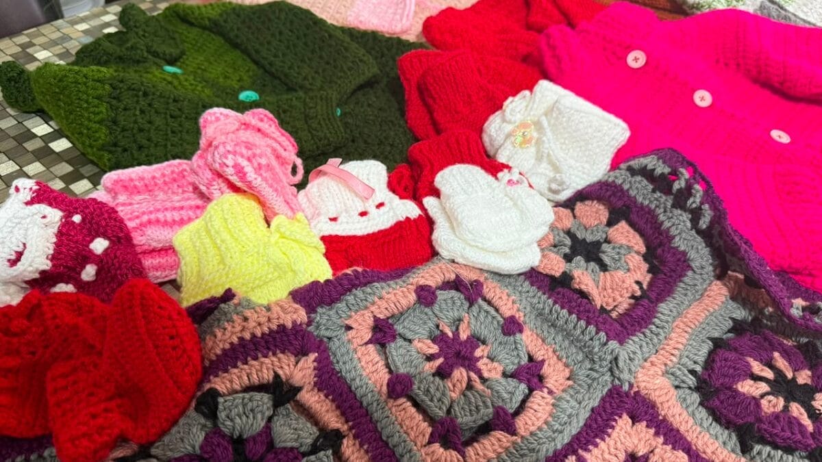 Mulher troca presentes de 60 anos por novelos e produz casacos para crianças com câncer em SC