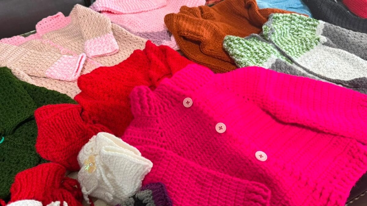Mulher troca presentes de 60 anos por novelos e produz casacos para crianças com câncer em SC