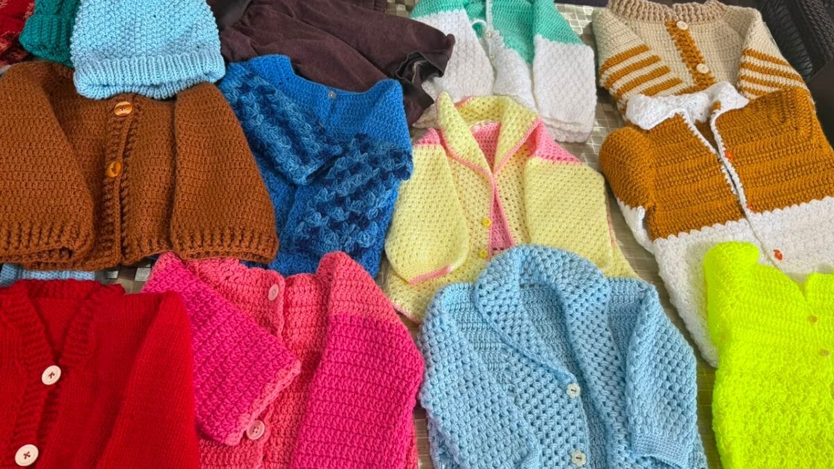 Mulher troca presentes de 60 anos por novelos e produz casacos para crianças com câncer em SC
