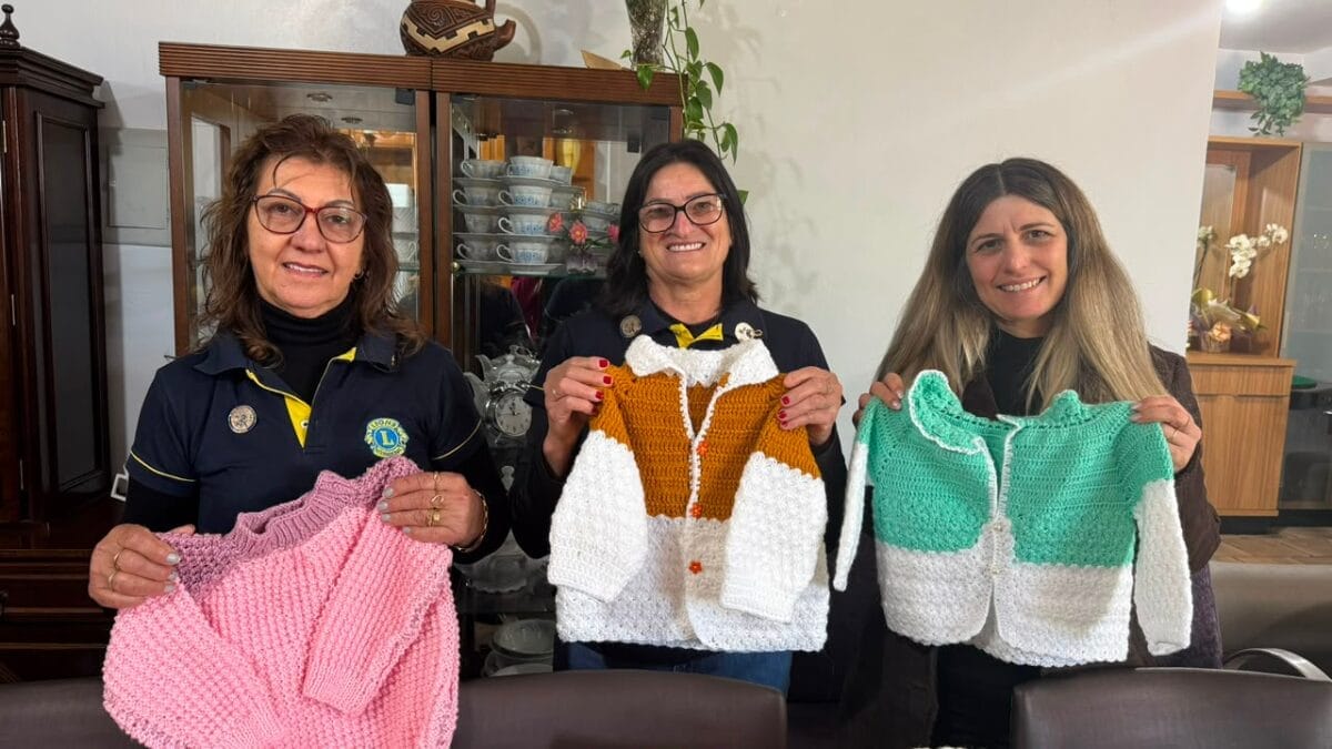 Mulher troca presentes de 60 anos por novelos e produz casacos para crianças com câncer em SC