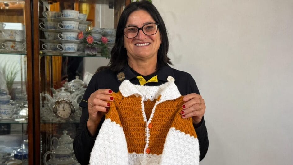 Mulher troca presentes de 60 anos por novelos e produz casacos para crianças com câncer em SC