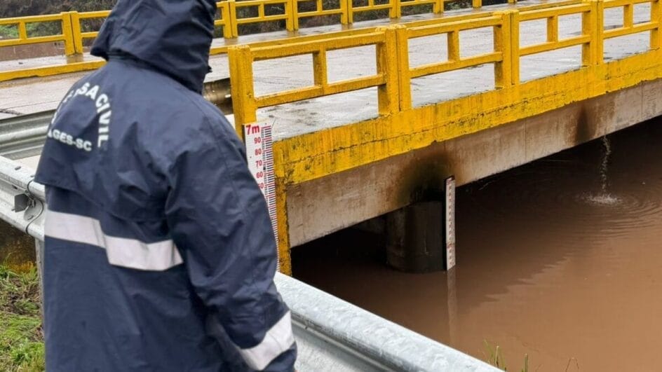 funcionário da defesa civil monitorando nível de rio