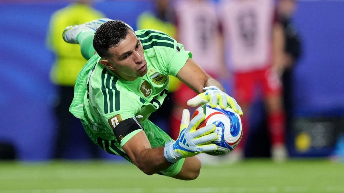 Emiliano Martinez, da Argentina, faz uma defesa.