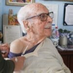 Aos 104 anos, escritor mais velho do mundo recebe vacina em SC e reforça importância da ciência