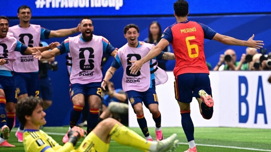 Merino marcou na vitória da Espanha (Foto: REUTERS)