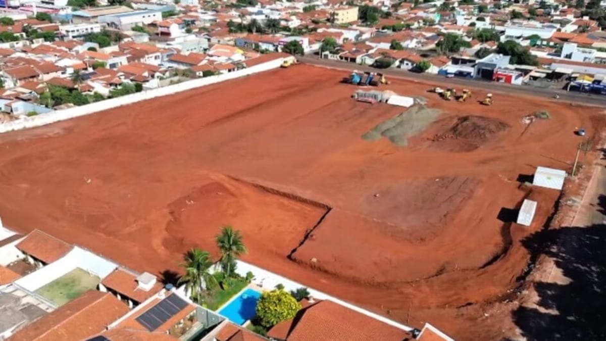 Antigo estádio do Boa Esporte é demolido em Ituiutaba para construção de centro comercial