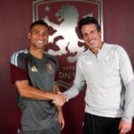Aston Villa contrata carrasco do Flamengo para fazer dupla com João Gomes no meio-campo