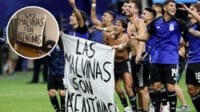 Faixa segurada pelos jogadores da Argentina