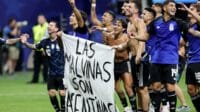 Faixa política foi exibida pelos jogadores na comemoração (Foto: REUTERS)