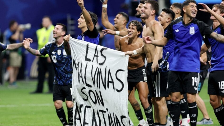 Faixa política foi exibida pelos jogadores na comemoração (Foto: REUTERS)