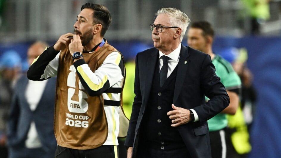 Davide Ancelotti ao lado do pai no comando da Seleção na Copa do Mundo (Foto: REUTERS)